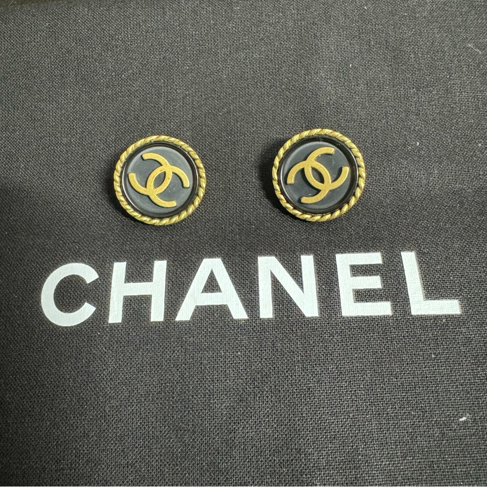 Authentication CHANEL earrings. Gold toned. Clip on.
